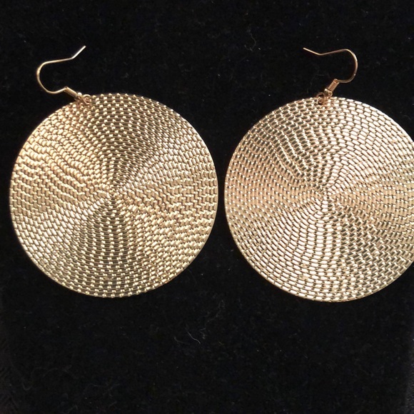 Set of oversized earrings in gold tone. - Picture 7 of 8